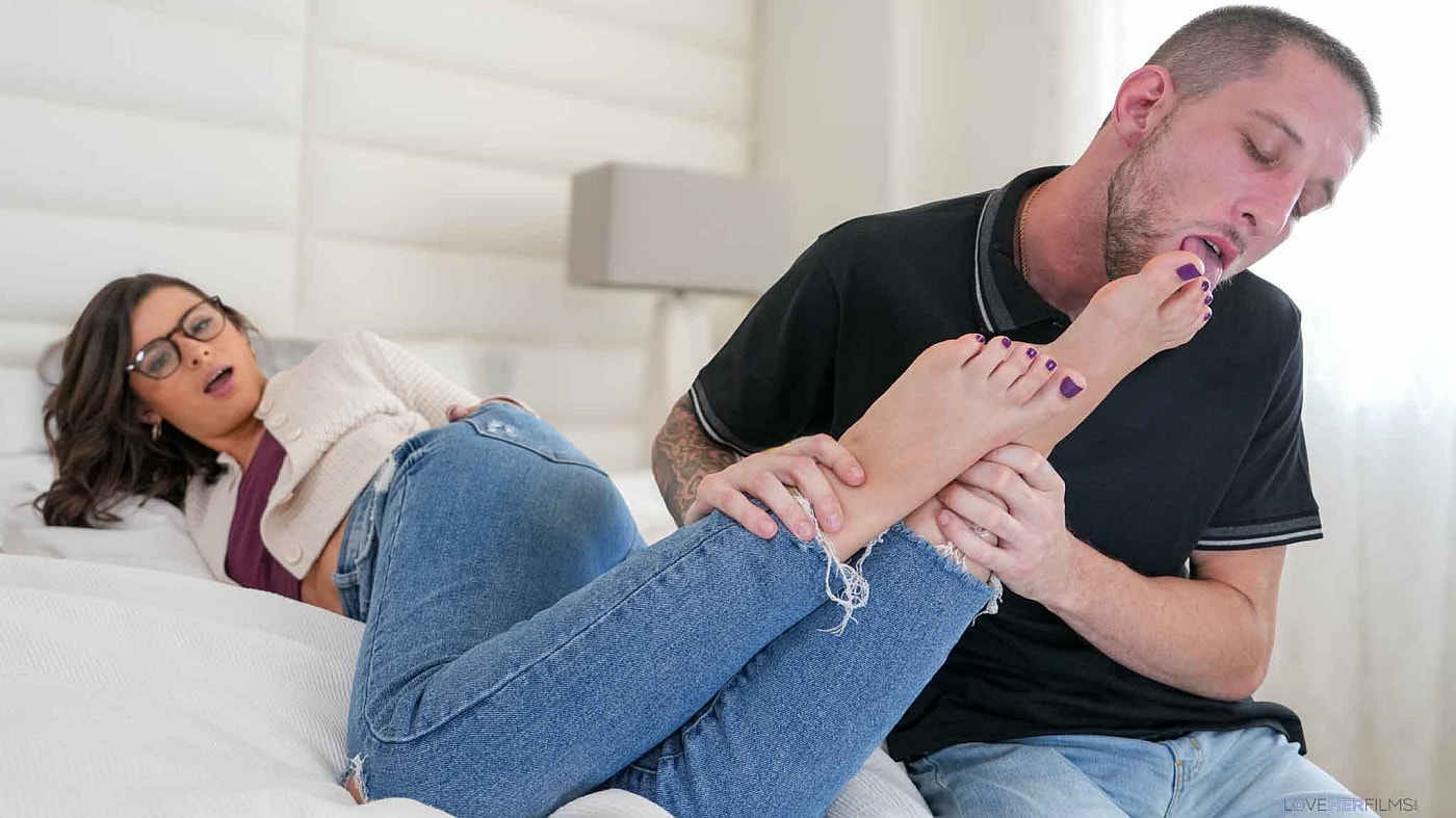 LoveHerFeet-Dharma Jones, Cody Carter-Library Hookup - A Foot Fetish Story